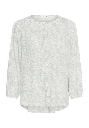 Gaiši zila pogu blūze ar garām, puffatu piedurknēm. Ar smalku abstraktu rakstu un izliektu apakšu. Izgaismota no viegla auduma.