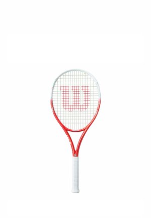 Wilson tennisracket met rode omlijsting, wit handvat en grote rode "W" op de snaren.
