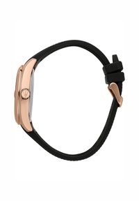 Roze gouden horloge met een rechthoekige kast, zwarte rubberen band en een ronde kroon met een logo, die slanke lijnen en een gepolijste afwerking toont.