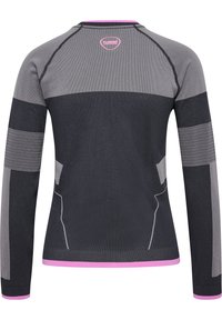 Koszulka sportowa z długim rękawem, wykonana z mieszanki tkaniny w ciemnoszarym i jasnoszarym kolorze z różowymi akcentami. Panele o fakturze i detale ergonomicznego kroju.