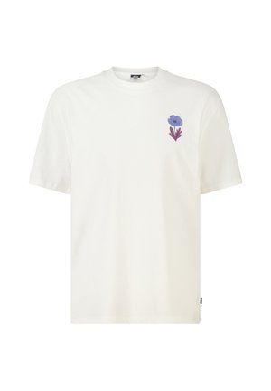Weißes T-Shirt mit kurzen Ärmeln, mit einem kleinen blau-lila Blumenmotiv auf der linken Brust und Rundhalsausschnitt.