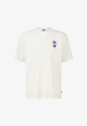 Wit T-shirt met korte mouwen met een klein blauw-paars bloemmotief op de linkerborst en een ronde halslijn.