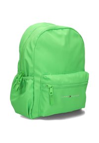 Groene nylon rugzak met ronde vorm, twee ritszakken aan de voorkant en logodetails. Gladde textuur en minimalistisch ontwerp.