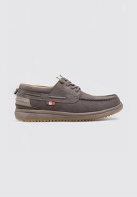 Scarpa grigia in suede con punta tonda, design con lacci, suola in gomma, accenti gialli e un discreto logo sul lato. Silhouette a profilo basso.