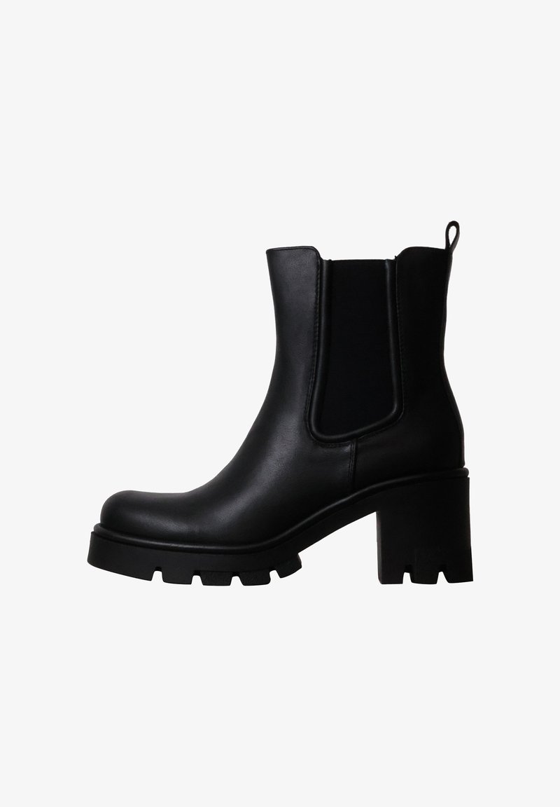 Bottine en cuir noir avec talon bloc épais, empiècement latéral élastique et languette arrière, vue de l'extérieur.