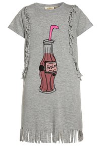 Szara bawełniana sukienka T-shirt z frędzlami na rękawach i dole. Na przodzie znajduje się grafika butelki napoju gazowanego z różową słomką.