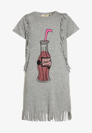 Szara bawełniana sukienka T-shirt z frędzlami na rękawach i dole. Na przodzie znajduje się grafika butelki napoju gazowanego z różową słomką.