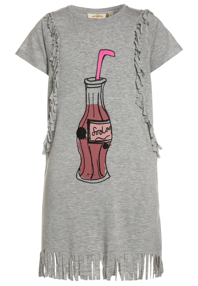Szara bawełniana sukienka T-shirt z frędzlami na rękawach i dole. Na przodzie znajduje się grafika butelki napoju gazowanego z różową słomką.