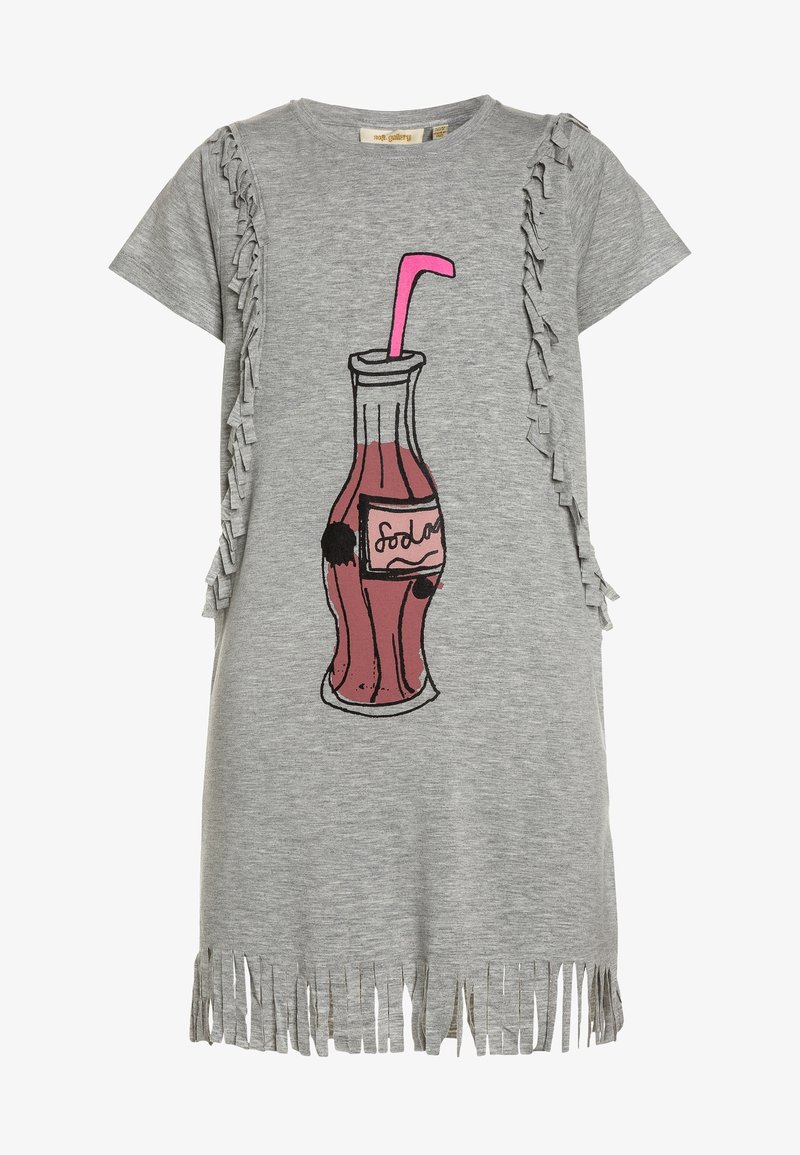 Szara bawełniana sukienka T-shirt z frędzlami na rękawach i dole. Na przodzie znajduje się grafika butelki napoju gazowanego z różową słomką.
