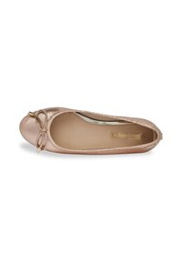 Ballerina flat in oro rosegold metallizzato con punta tonda, dettaglio a fiocco e texture liscia. L'interno presenta una fodera beige e il logo del marchio.
