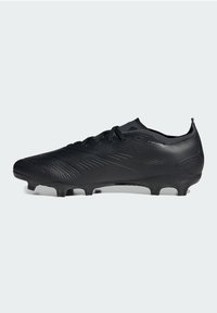 Scarpa da calcio nera con un design elegante, superiore in sintetico testurizzato, lacci piatti e numerosi tacchetti sulla suola per la trazione.