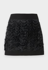 Čierna mini sukňa s volánkovým predným dielom z chiffon látky, ktorá má hladký čierny pás. Volány vytvárajú textúru a pohyb.