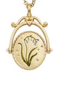 Zlatý prívesok na náhrdelníku s okrúhlou medailónom s embosovaným vzorom zvončeka, obklopený malými hviezdičkami a perlami.