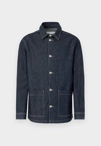 Chaqueta de mezclilla oscura con cuello puntiagudo, cierre frontal de cinco botones, dos bolsillos delanteros y detalles de costuras en contraste.