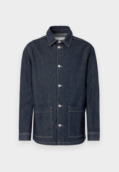 Veste en denim foncé avec un col pointu, une fermeture avant à cinq boutons, deux poches avant et des détails de couture contrastants.