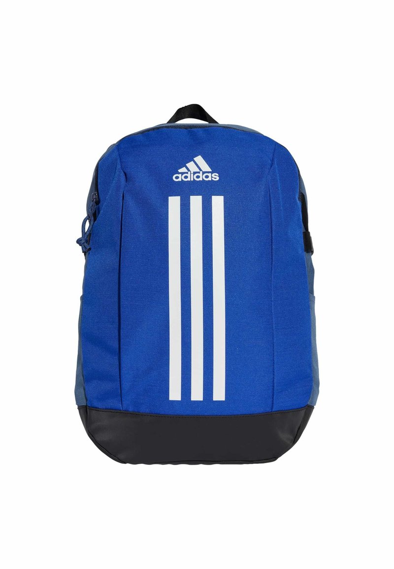 Mochila azul con tres franjas blancas, fabricada en tejido duradero, con base negra y correas de hombro ajustables. Logo visible en la parte frontal.