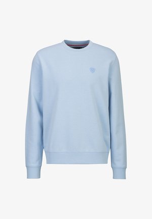 Lichtblauwe trui met ronde hals, lange mouwen en een klein schildembleem op de linkerborst.