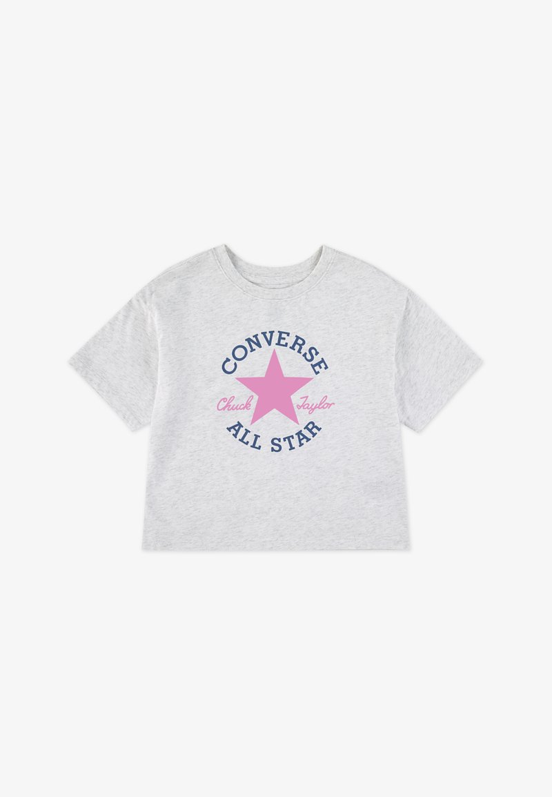 Camiseta de manga corta en gris claro con un gráfico de estrella rosa y texto en marino, "CONVERSE" y "ALL STAR," con un corte casual.