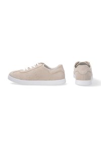 Beige Wildlederschuhe mit Perforierungen, weißen Gummisohlen und weißen Schnürsenkeln. Gefertigt mit einem niedrigen Knöchel und abgerundeter Zehenpartie.