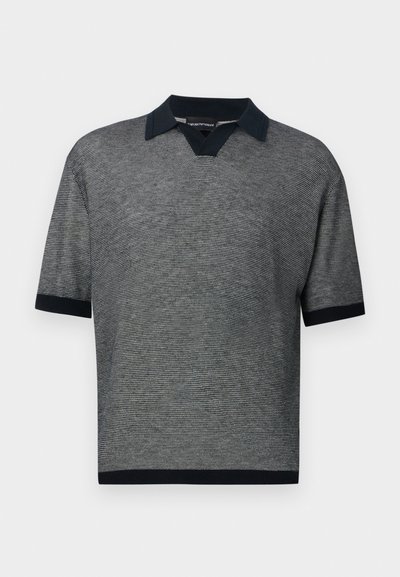 Polo de manga curta em cinza com um design de malha texturizada, colarinho e punhos em navy contrastantes, e um decote em V.