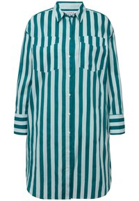 Vestido de camisa a rayas en teal y blanco, con botones en el frente, dos bolsillos en el pecho y mangas largas con puños a rayas. Hecho de tela tejida.