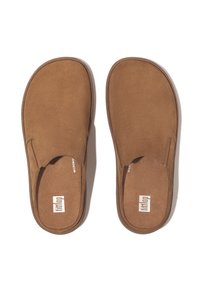 Brązowe zamszowe buty wsuwane z płaską podeszwą. Gładka tekstura, zaokrąglony czubek oraz minimalistyczny design podkreślony delikatnym przeszyciem.