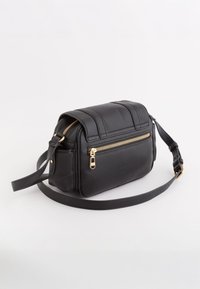 Czarna torebka crossbody z teksturowanej skóry, z złotymi akcesoriami, z górnym zamknięciem na zamek i dodatkowymi kieszeniami na zamek z przodu, regulowanym paskiem.