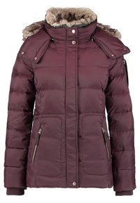 Bordeaux pufferjakke med en faux fur-forsidet hætte, lynlåslommer på siden og ribstrikkede ærmekanter. Har trykknaps- og lynlåslukninger.