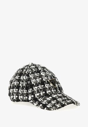Schwarz-weiße Tweedmütze mit gebogenem Schirm und einem dreieckigen Guess-Logoetikett auf der Vorderseite. Textil mit gewebtem Muster.