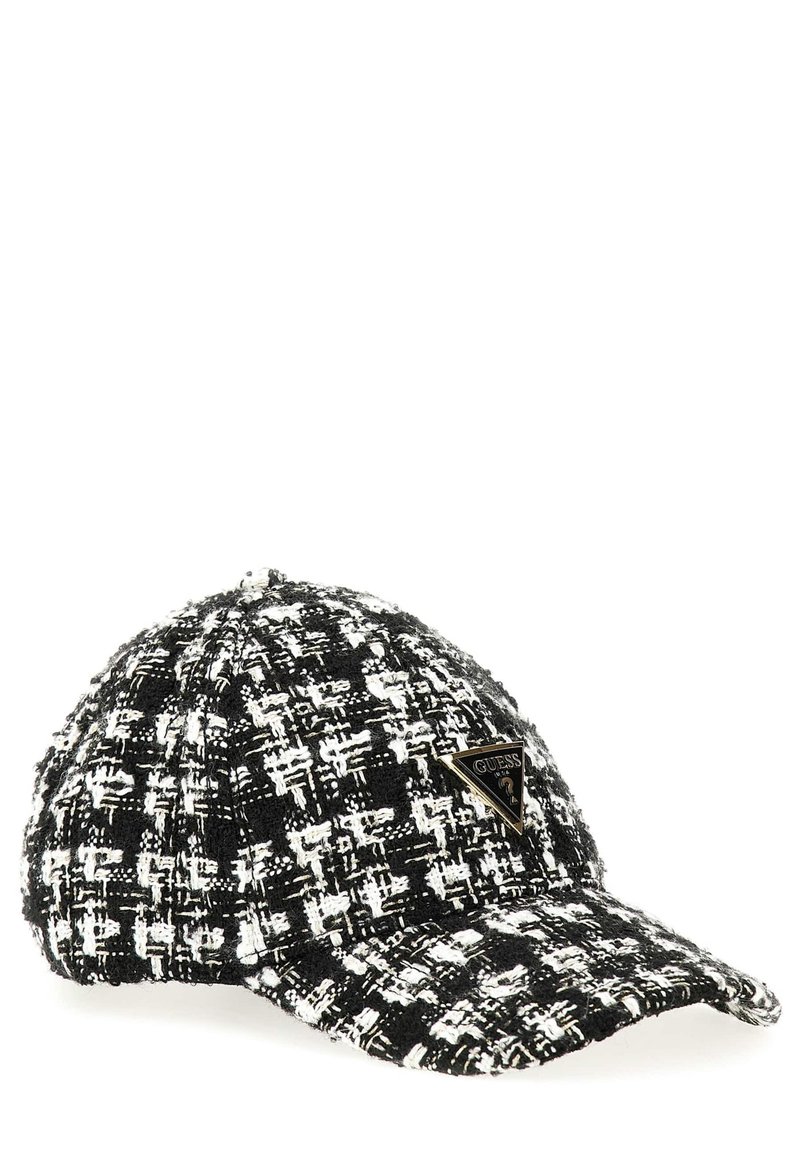 Sort og hvid tweedkasket med en buet skygge og et trekantet Guess-logo på fronten. Tekstureret stof med et vævet mønster.