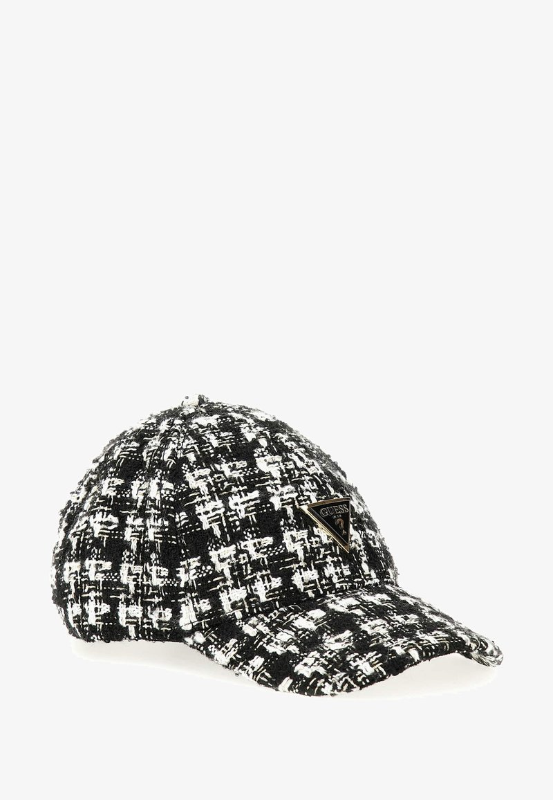 Schwarz-weiße Tweedmütze mit gebogenem Schirm und einem dreieckigen Guess-Logoetikett auf der Vorderseite. Textil mit gewebtem Muster.