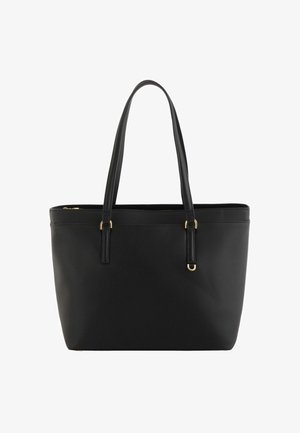 Bolso tote de cuero negro con dos asas para el hombro y herrajes en tono dorado, de forma rectangular y cierre superior con cremallera.