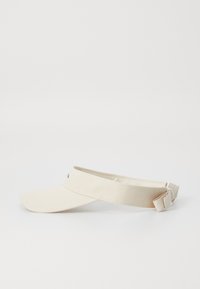 Beige stoffvisir med justerbar stropp, buet skygge og en liten logo på forsiden. Lett og pustende design.