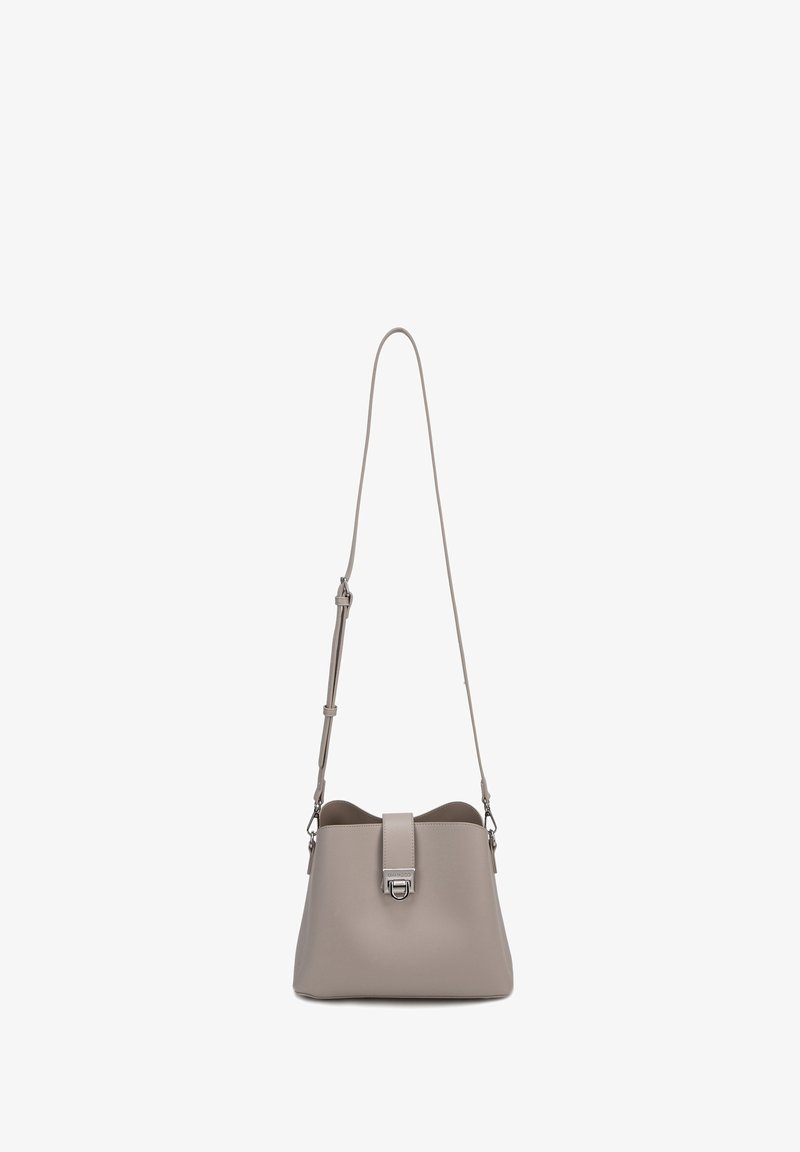 Sac bandoulière en cuir beige avec sangle réglable et fermeture à boucle argentée au centre avant.