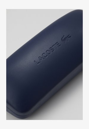 Marineblauwe harde hoes met een gestructureerd oppervlak, met een ingedrukte "LACOSTE" logo en krokodillenembleem op het bovenste oppervlak.