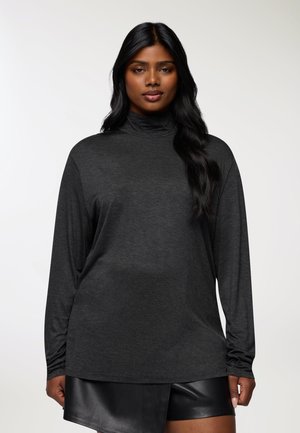 Maglione a maniche lunghe, di colore grigio antracite, realizzato in un materiale morbido e testurizzato, con una vestibilità rilassata e un design leggermente oversize.