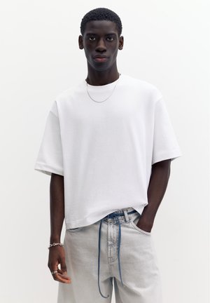 PULL&BEAR, CROPPED SHORT SLEEVE - T-SHIRT - T-shirts basic - white