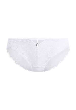 Panty blanca de encaje con un patrón floral, bordes con volantes y un pequeño detalle de anillo metálico en la parte delantera. Textura suave y transparente en todo.