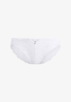 Panty blanca de encaje con un patrón floral, bordes con volantes y un pequeño detalle de anillo metálico en la parte delantera. Textura suave y transparente en todo.