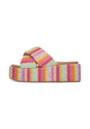 Sandale à plateforme avec brides croisées en tissu et semelle épaisse à rayures zigzag colorées rose, orange, jaune, bleu et crème.