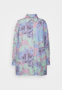 Ein Hemd mit Knopfverschluss aus leichtem Stoff, das einPastellmuster mit Schmetterlingsmotiven auf blauem und pinkem Hintergrund aufweist, einschließlich einer hellblauen Tasche.