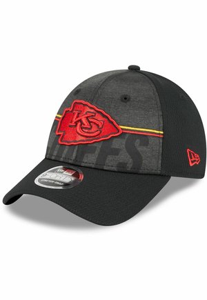 Czarny i szary czapka o strukturalnym designie, z czerwonym logo Kansas City Chiefs i żółtą paskiem, wykonana z teksturowanej tkaniny.