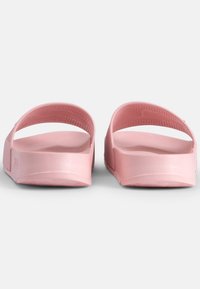 Rosa gummie sandaler med öppen baksida och texturerade remmar, som har en slät, rund form och en platt sula.