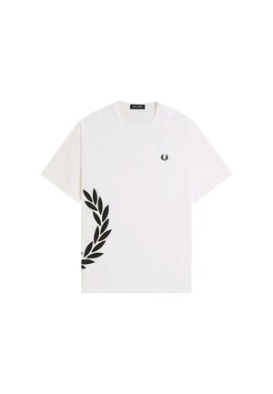 Wit T-shirt met korte mouwen en ronde hals met klein zwart lauwerkranslogo op de borst en groot gedeeltelijk zwart lauwerkransontwerp aan de linker onderkant.