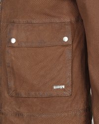 Bruine leren jas met een geperforeerde textuur, ritssluiting en een borstzak met zilveren hardware en logo-detail.