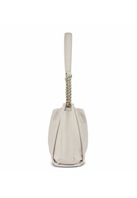 Bolso de mano de piel beige con una forma suave y recogida. Cuenta con un asa plana y un acento de cadena. Superficie texturizada con costuras mínimas.