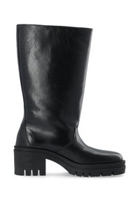 Bota alta de cuero negro con un tacón bloque grueso, puntera redondeada y superficie texturizada; cuenta con una suela gruesa y estriada.