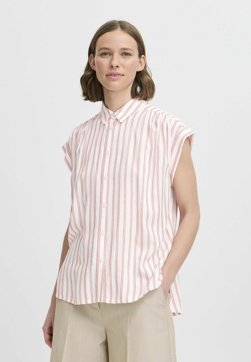 Camisa de botones con mangas cortas, con rayas verticales rojas sobre un fondo blanco, confeccionada con tejido ligero.