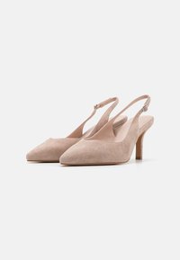 Beiget värvilised nahast slingback kontsad, millel on terav varvas, madal konts ja pahkluu rihm, millel on pandla sulgemine. Sile tekstuur ja minimalistlik disain.