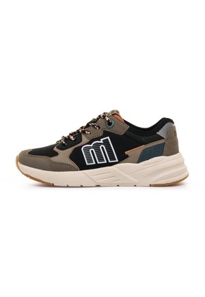 Zapatilla casual con paneles negros, marrones y grises, suela blanca, cordones con estampado y un gran logo estilizado blanco "m" en el lateral.